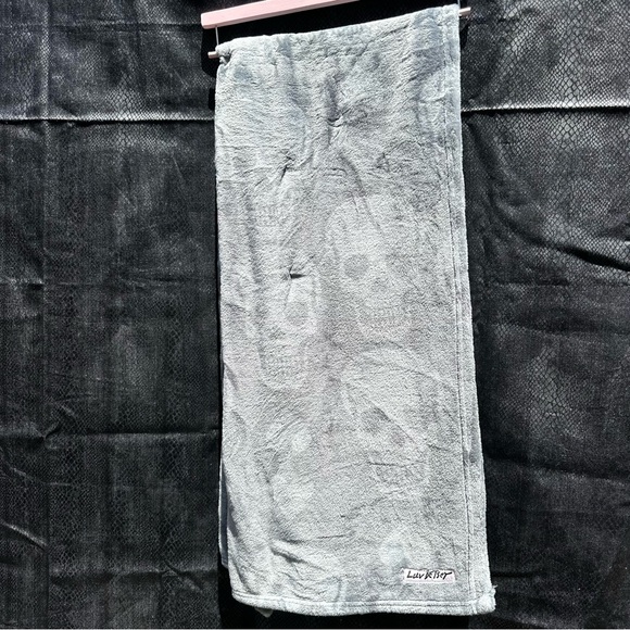 Betsey Johnson gray skull skeleton head throw blanket - Picture 2 of 5